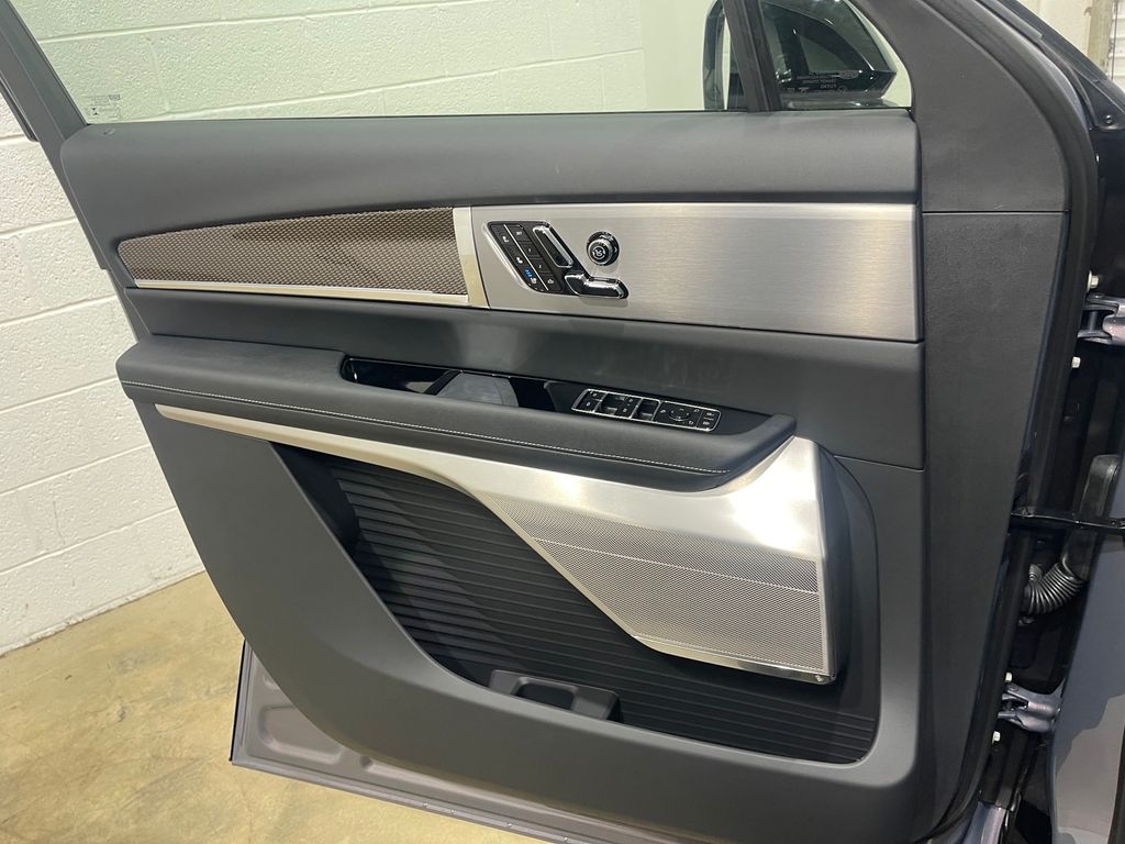 2026 Cadillac VISTIQ Luxury Image 23 of 31