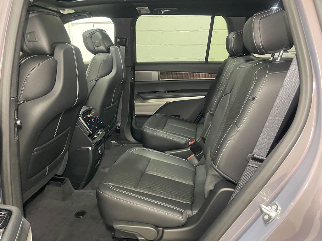 2026 Cadillac VISTIQ Luxury Image 13 of 31