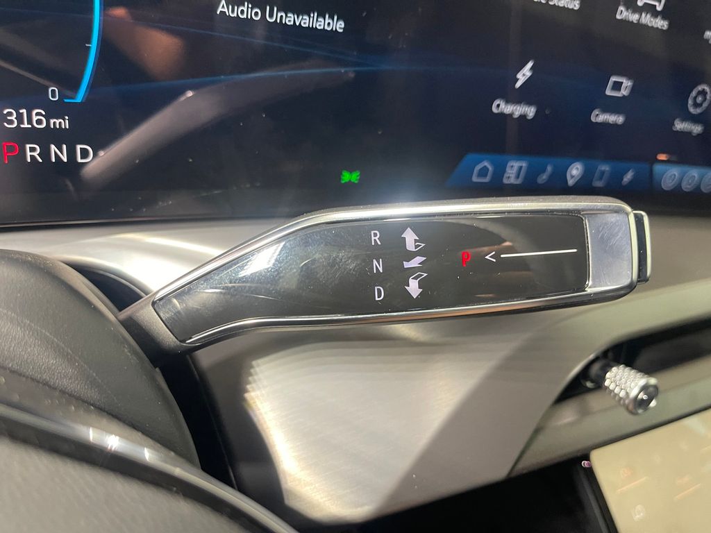 2026 Cadillac VISTIQ Luxury Image 17 of 31