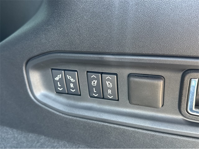 2026 Cadillac VISTIQ Luxury Image 21 of 36