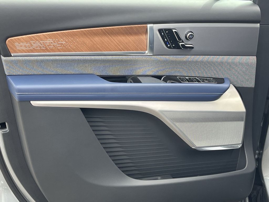 2026 Cadillac VISTIQ Premium Luxury Image 18 of 27