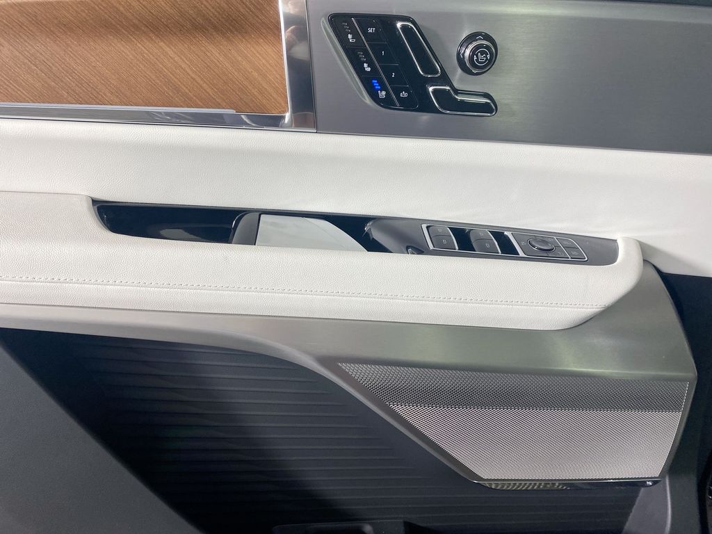 2026 Cadillac VISTIQ Sport Image 20 of 34