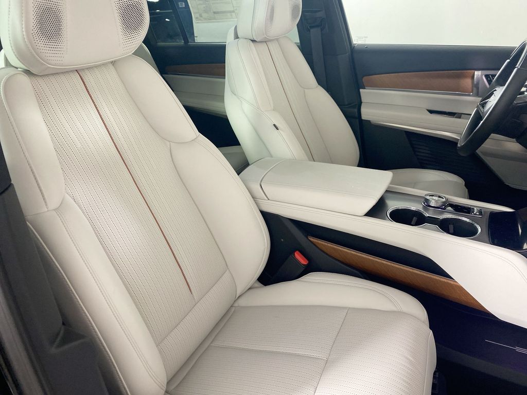 2026 Cadillac VISTIQ Sport Image 13 of 34