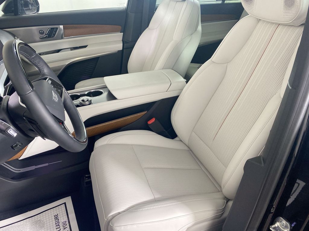 2026 Cadillac VISTIQ Sport Image 16 of 34