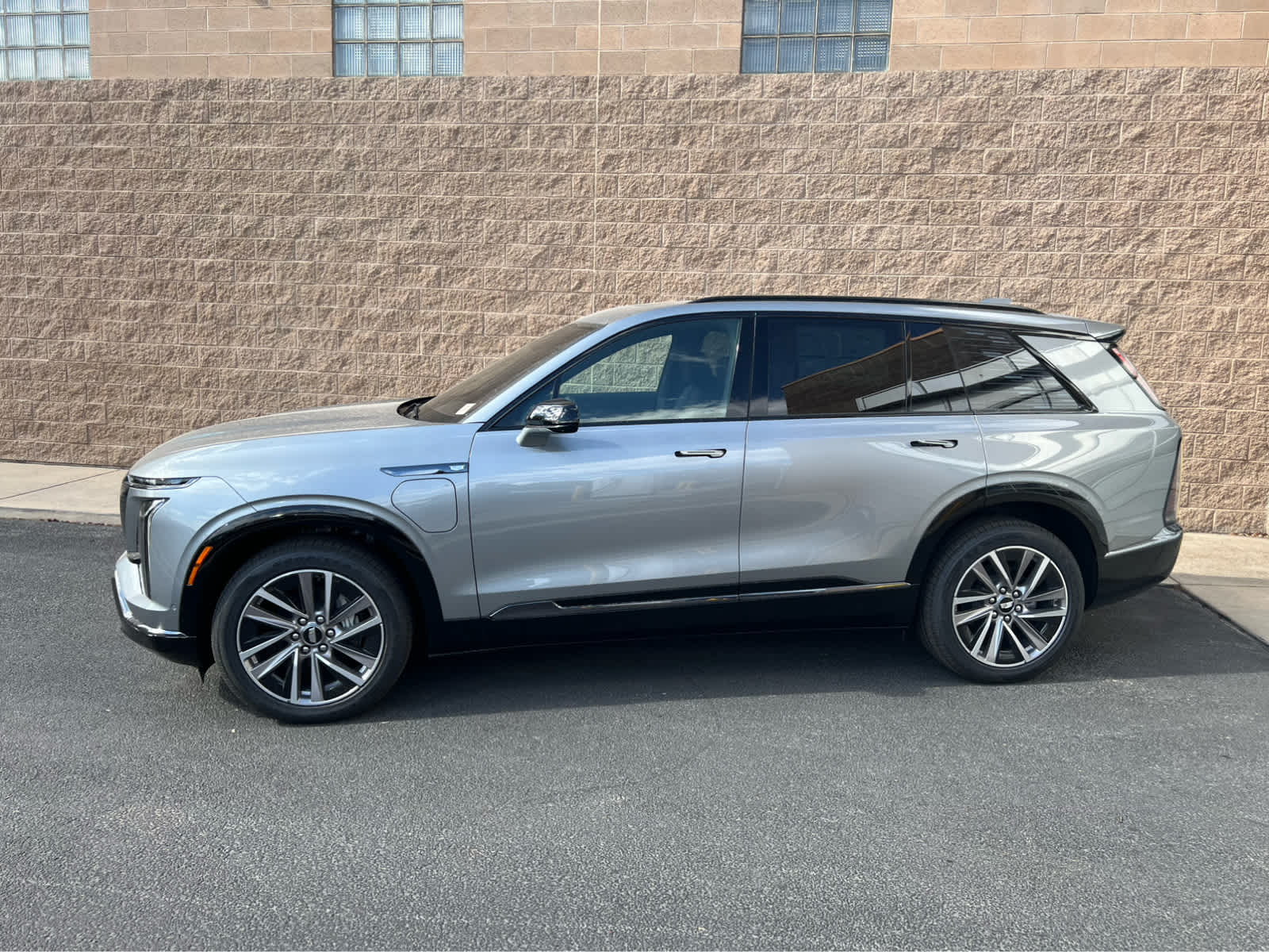 2026 Cadillac VISTIQ Sport Image 2 of 32