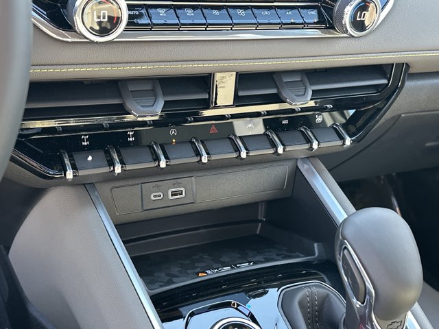 2026 Chevrolet Colorado ZR2 Image 21 of 25