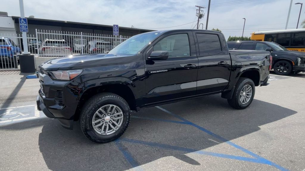 2026 Chevrolet Colorado LT Image 2 of 36