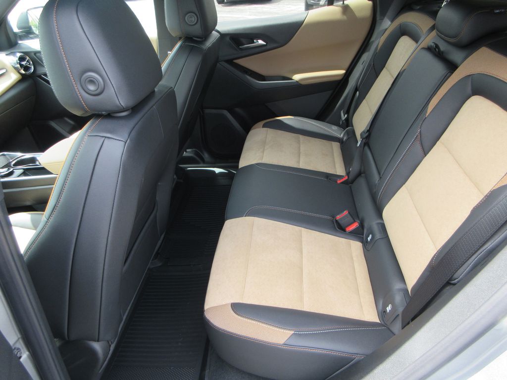 Vehicle image 11 of 32