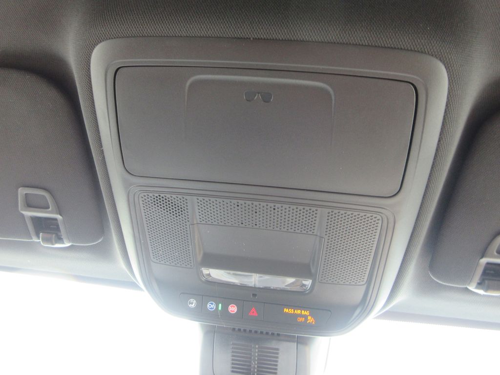 Vehicle image 21 of 32