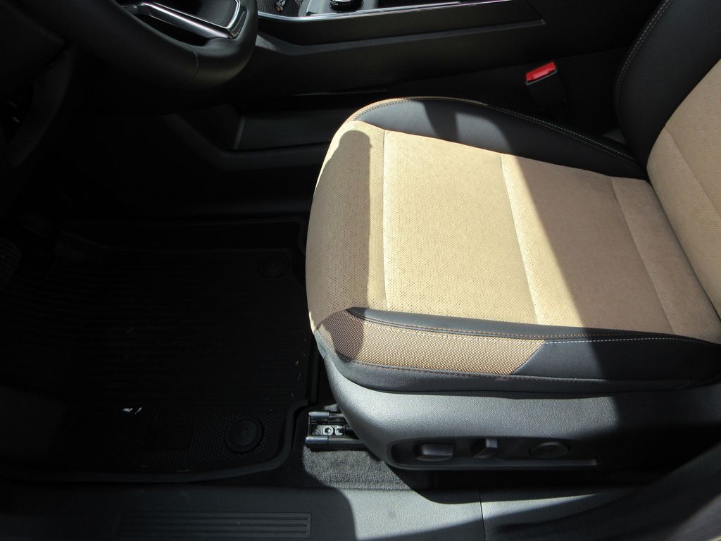 Vehicle image 17 of 32