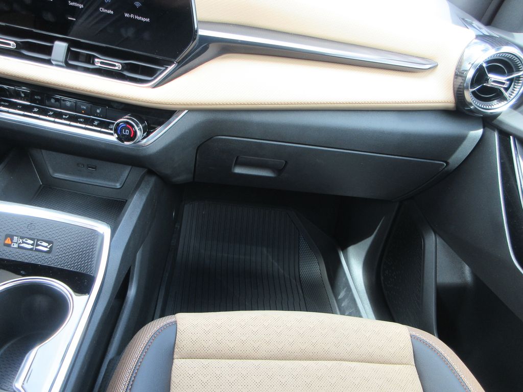 Vehicle image 25 of 32