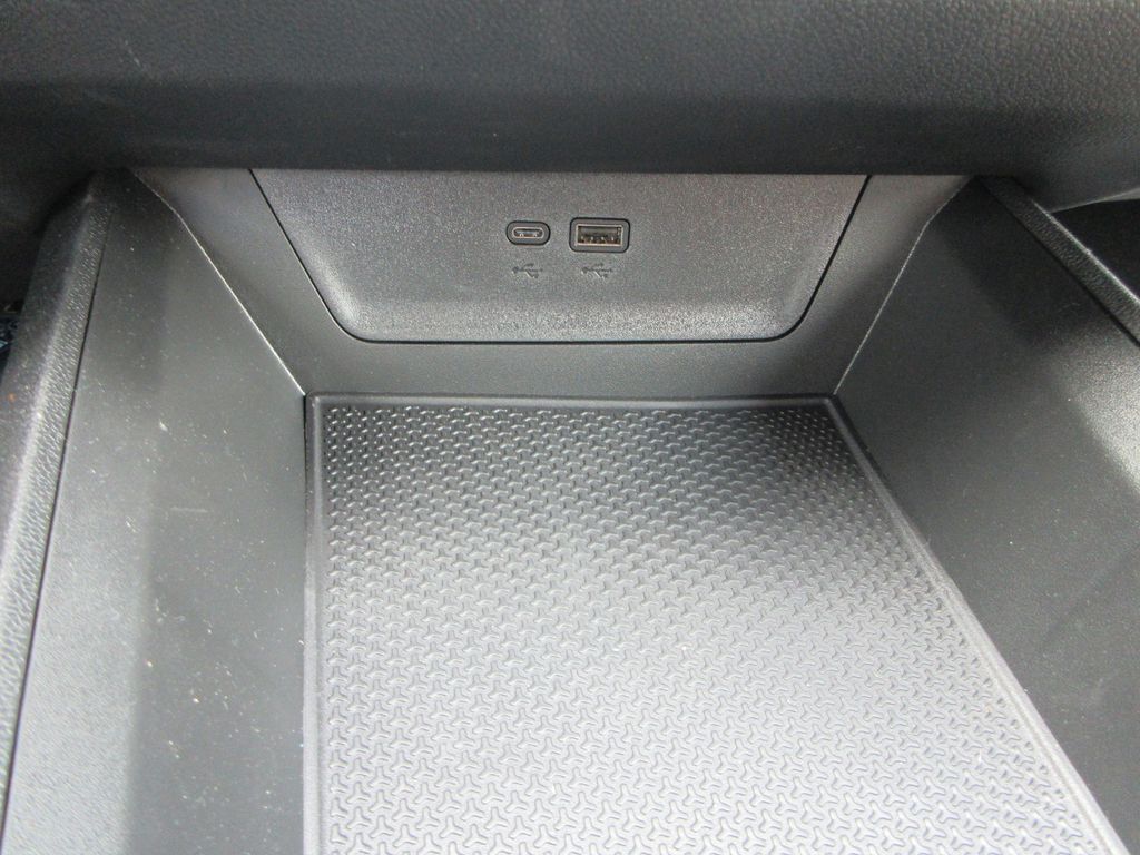 Vehicle image 26 of 32
