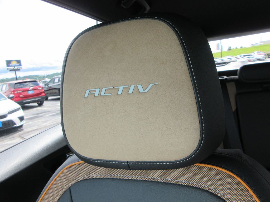 Vehicle image 28 of 32
