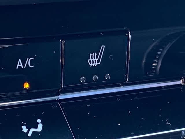 Vehicle image 17 of 21