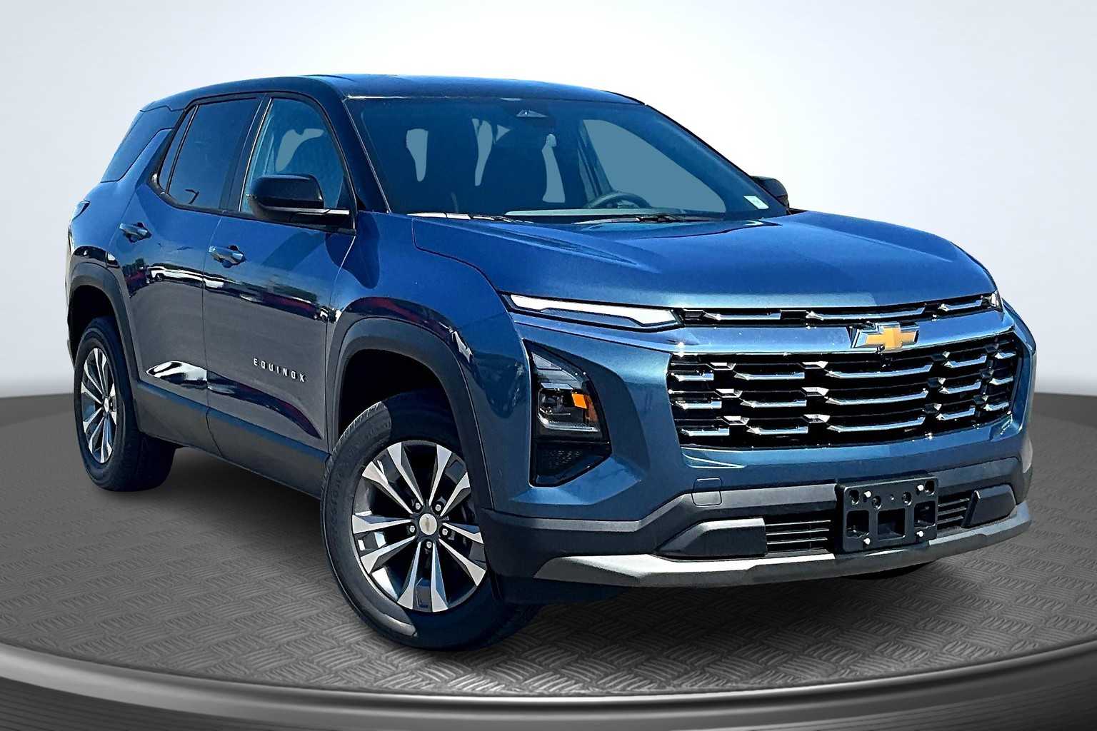 2026 Chevrolet Equinox FWD LT Image 2 of 13