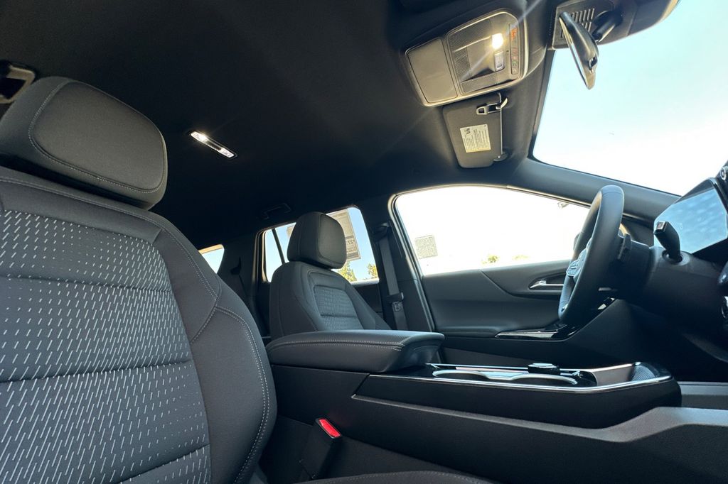 2026 Chevrolet Equinox FWD LT Image 13 of 36