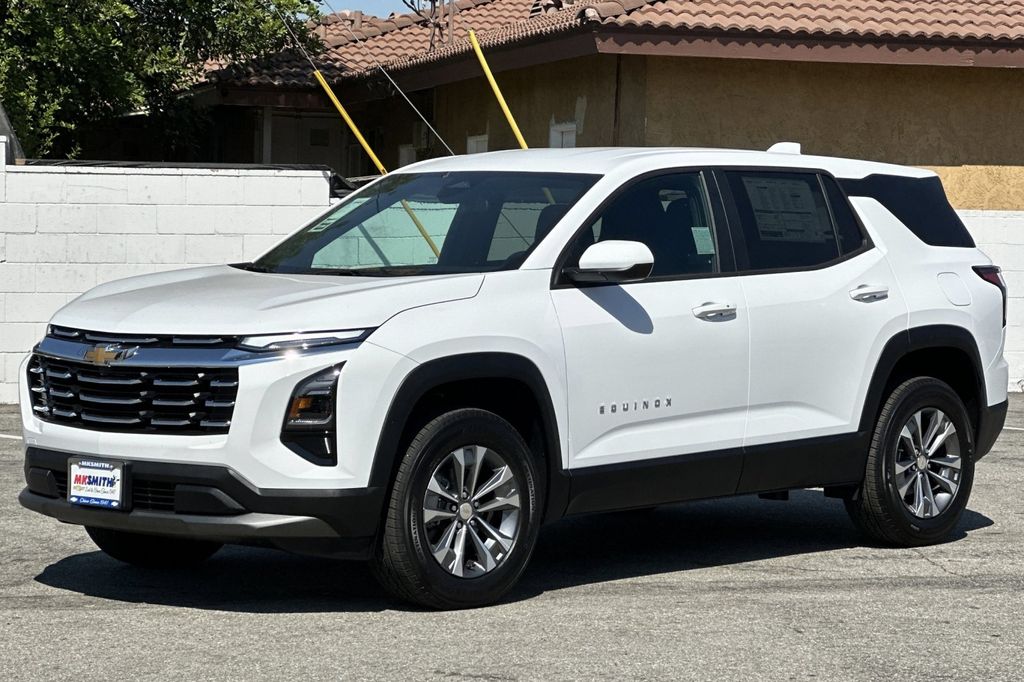 2026 Chevrolet Equinox FWD LT Image 1 of 36