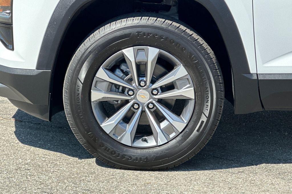 2026 Chevrolet Equinox FWD LT Image 10 of 36