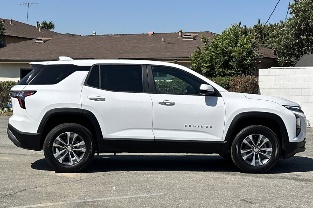 2026 Chevrolet Equinox FWD LT Image 5 of 36
