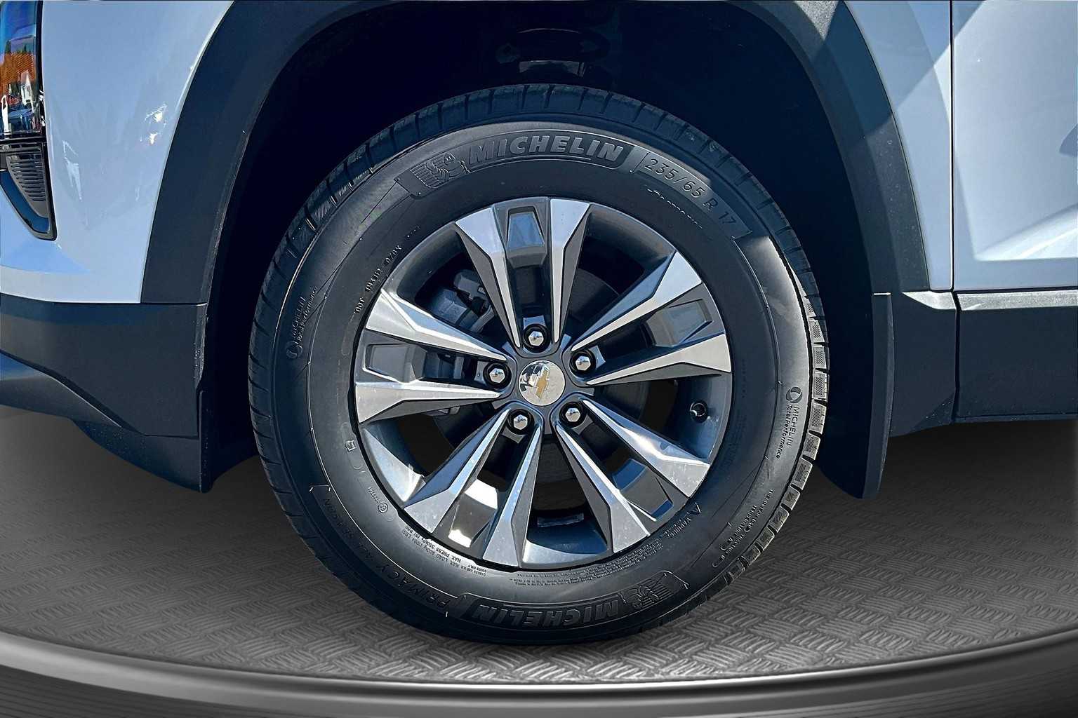 2026 Chevrolet Equinox AWD LT Image 6 of 13