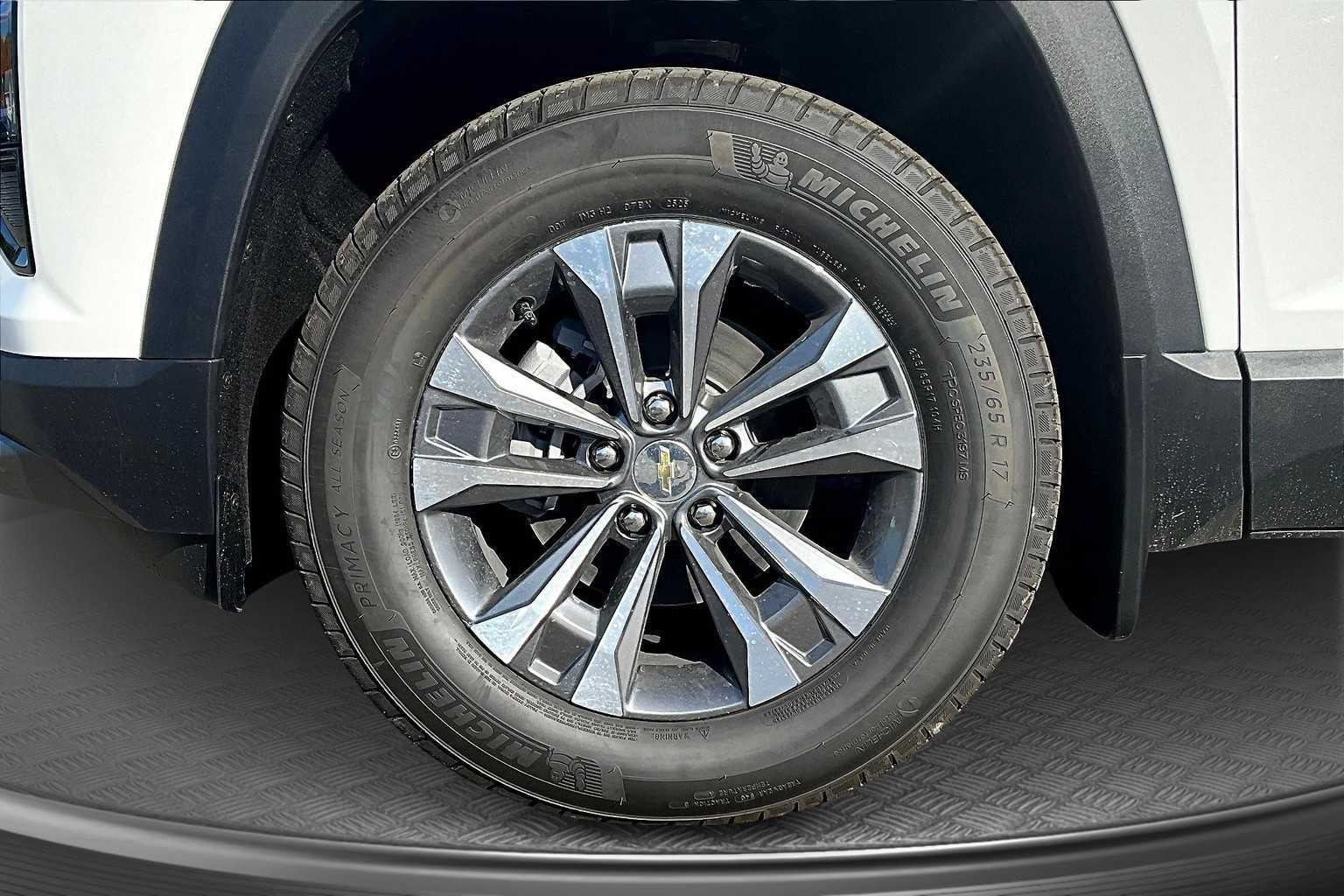 2026 Chevrolet Equinox AWD LT Image 6 of 13