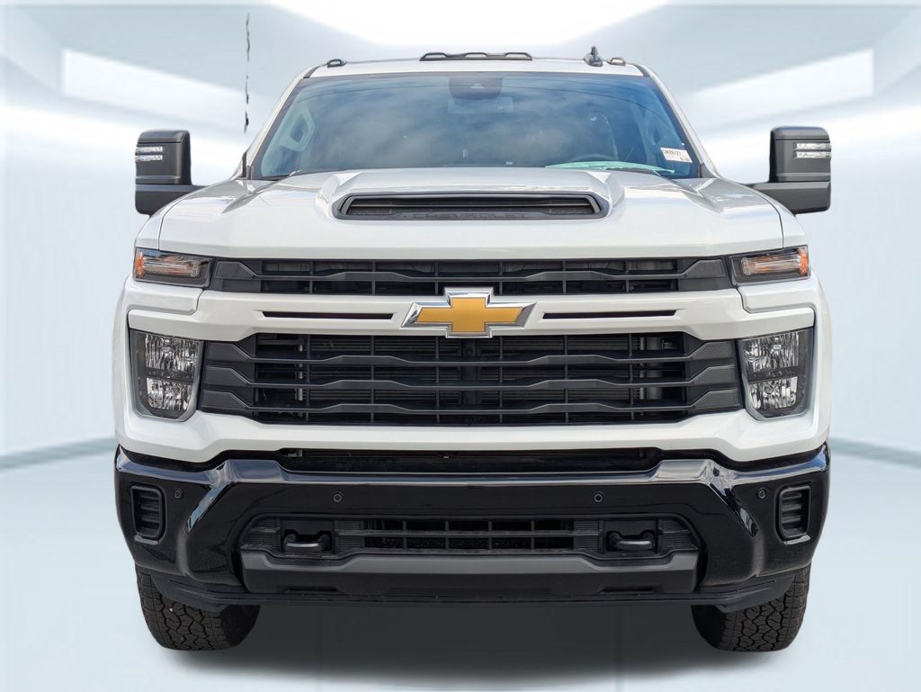 2026 Chevrolet Silverado 2500HD Custom Image 2 of 31