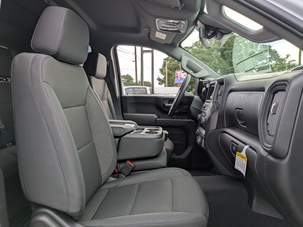 2026 Chevrolet Silverado 2500HD Custom Image 13 of 31