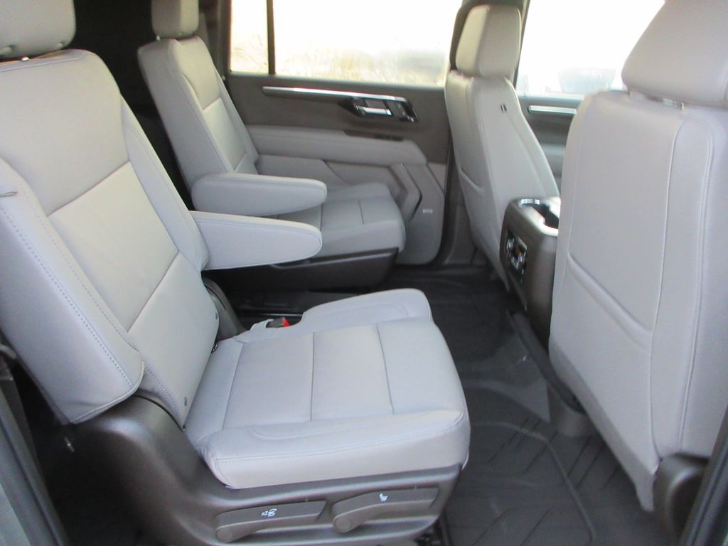2026 Chevrolet Suburban LT Image 13 of 35