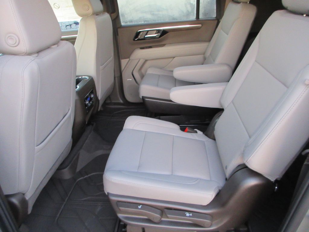 2026 Chevrolet Suburban LT Image 14 of 35