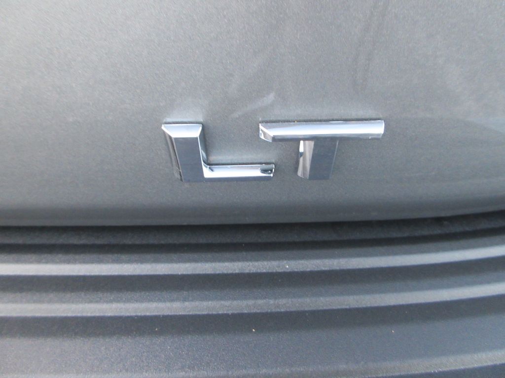 2026 Chevrolet Suburban LT Image 32 of 35