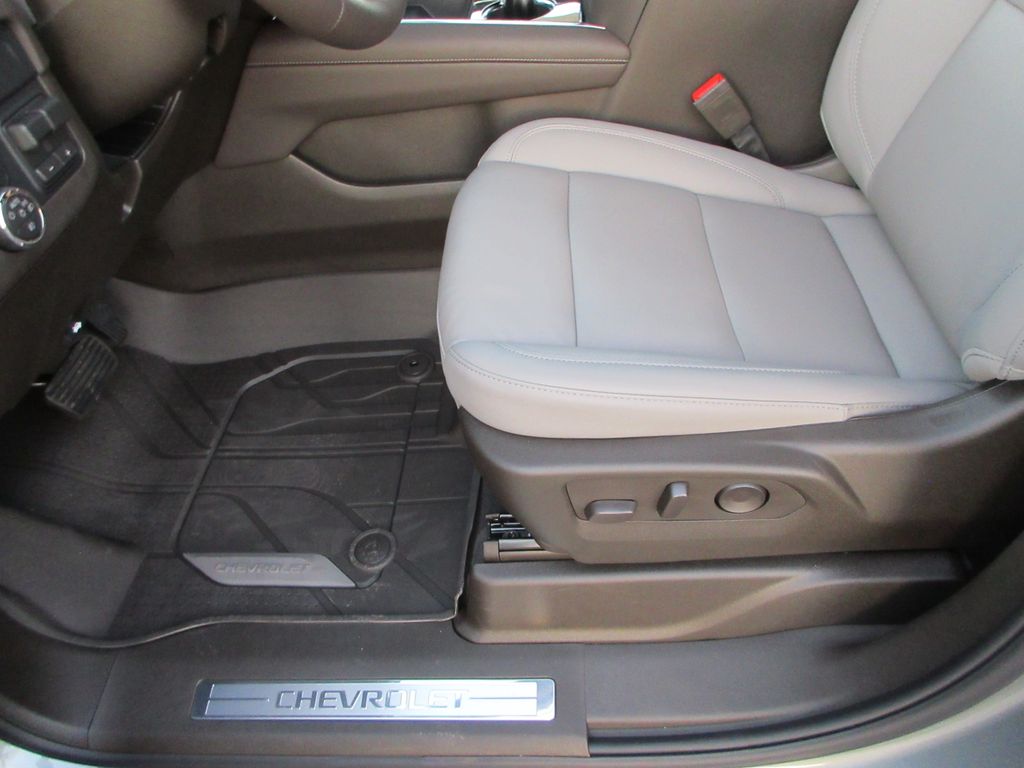 2026 Chevrolet Suburban LT Image 12 of 35