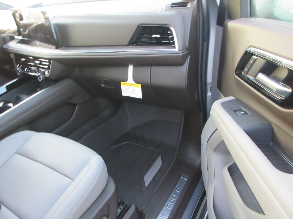 2026 Chevrolet Suburban LT Image 16 of 35