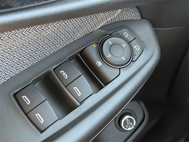 Vehicle image 27 of 34