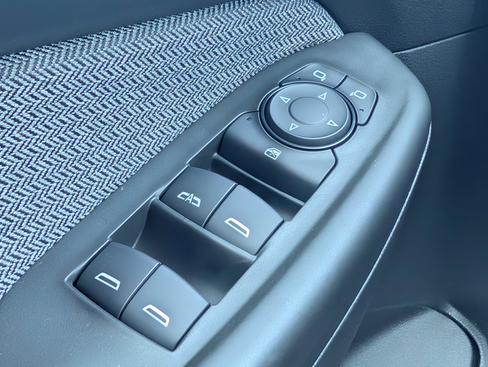 Vehicle image 17 of 23