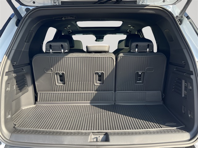 2026 Chevrolet Traverse FWD High Country Image 12 of 37