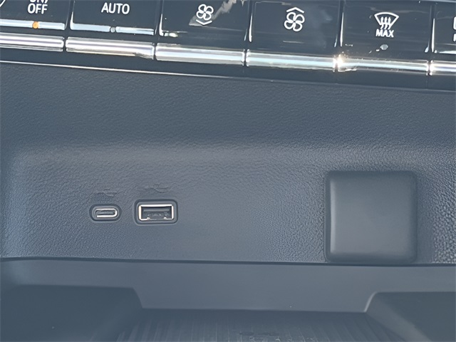 2026 Chevrolet Traverse FWD High Country Image 14 of 37