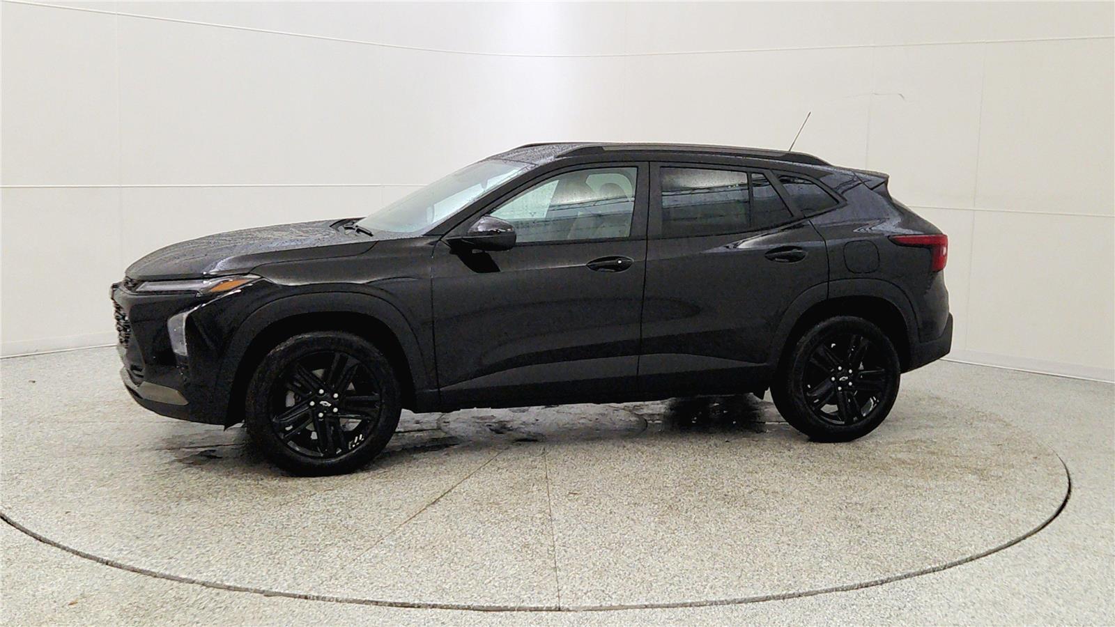 2026 Chevrolet Trax ACTIV Image 2 of 33