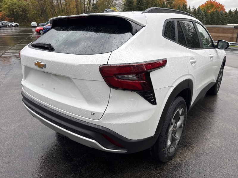 2026 Chevrolet Trax LT Image 4 of 40