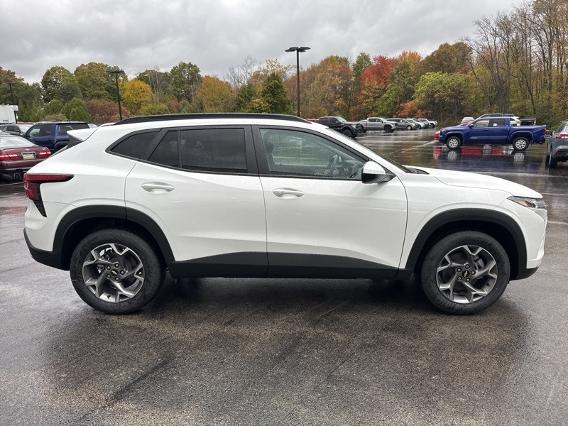 2026 Chevrolet Trax LT Image 3 of 40