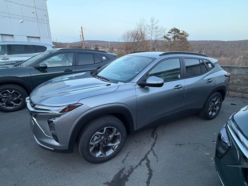 2026 Chevrolet Trax LT Image 2 of 9