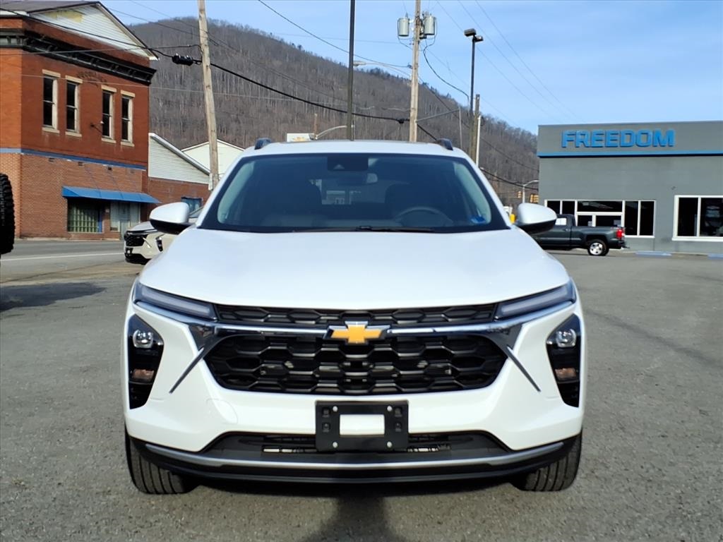2026 Chevrolet Trax LT Image 2 of 24