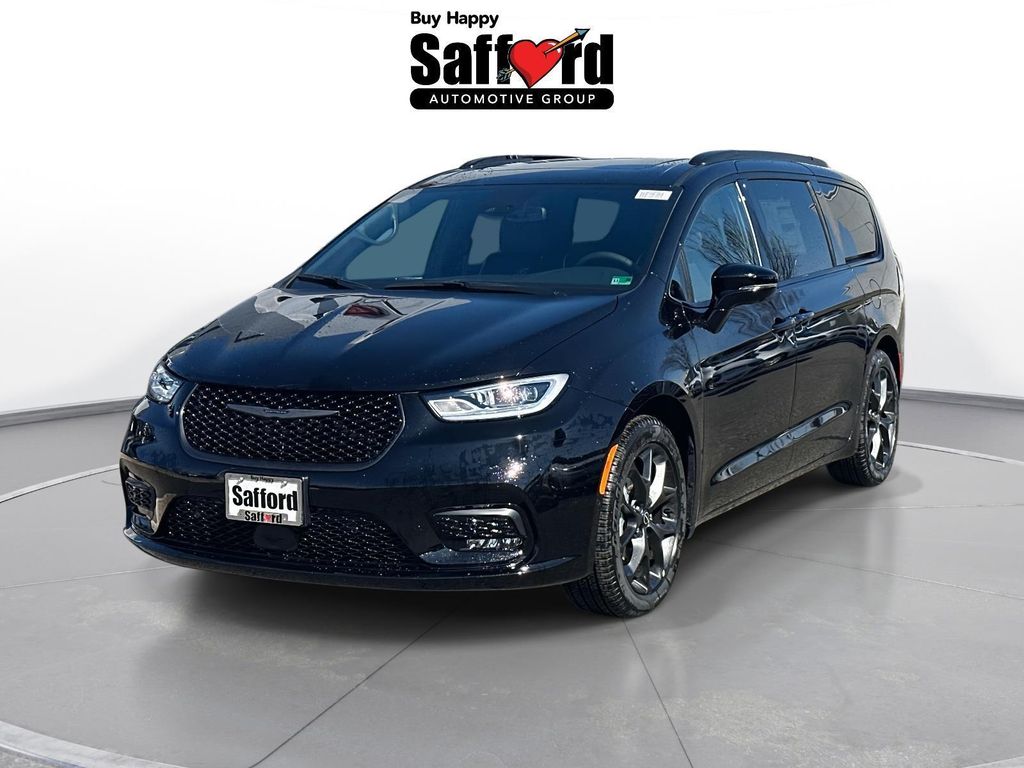 2026 Chrysler Pacifica Limited Image 1 of 31