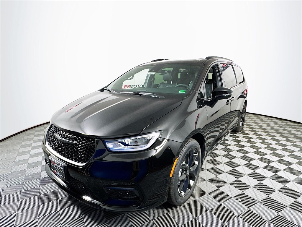 2026 Chrysler Pacifica Limited Image 1 of 32