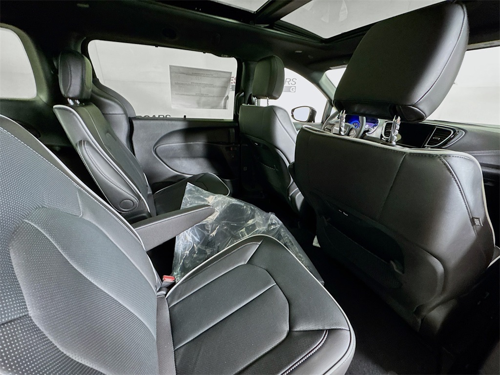 2026 Chrysler Pacifica Limited Image 12 of 32