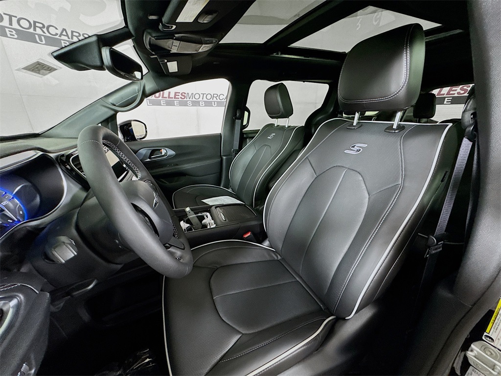 2026 Chrysler Pacifica Limited Image 14 of 32