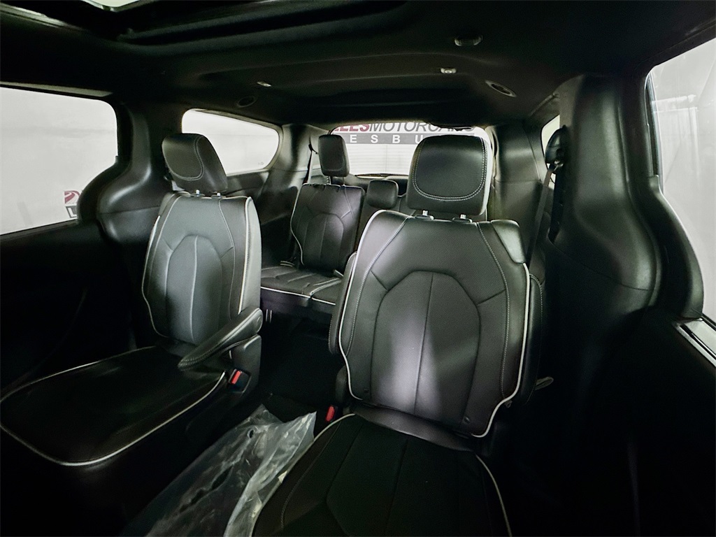 2026 Chrysler Pacifica Limited Image 16 of 32