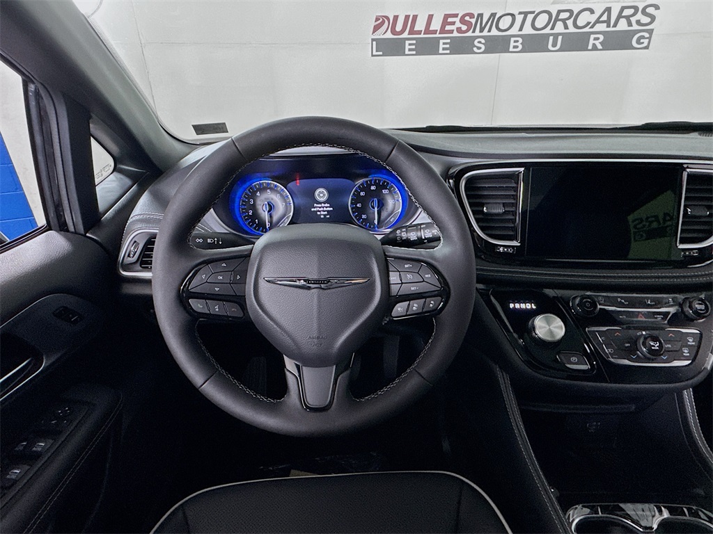 2026 Chrysler Pacifica Limited Image 19 of 32