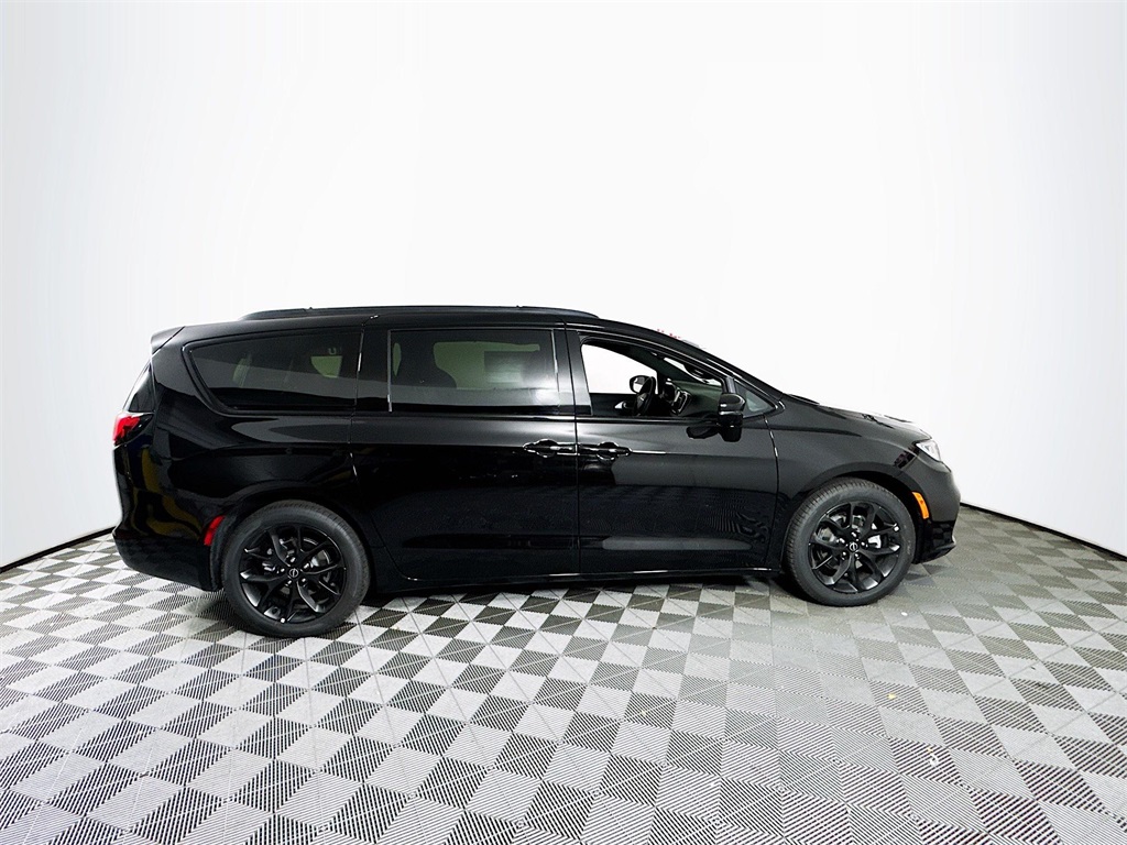 2026 Chrysler Pacifica Limited Image 4 of 32