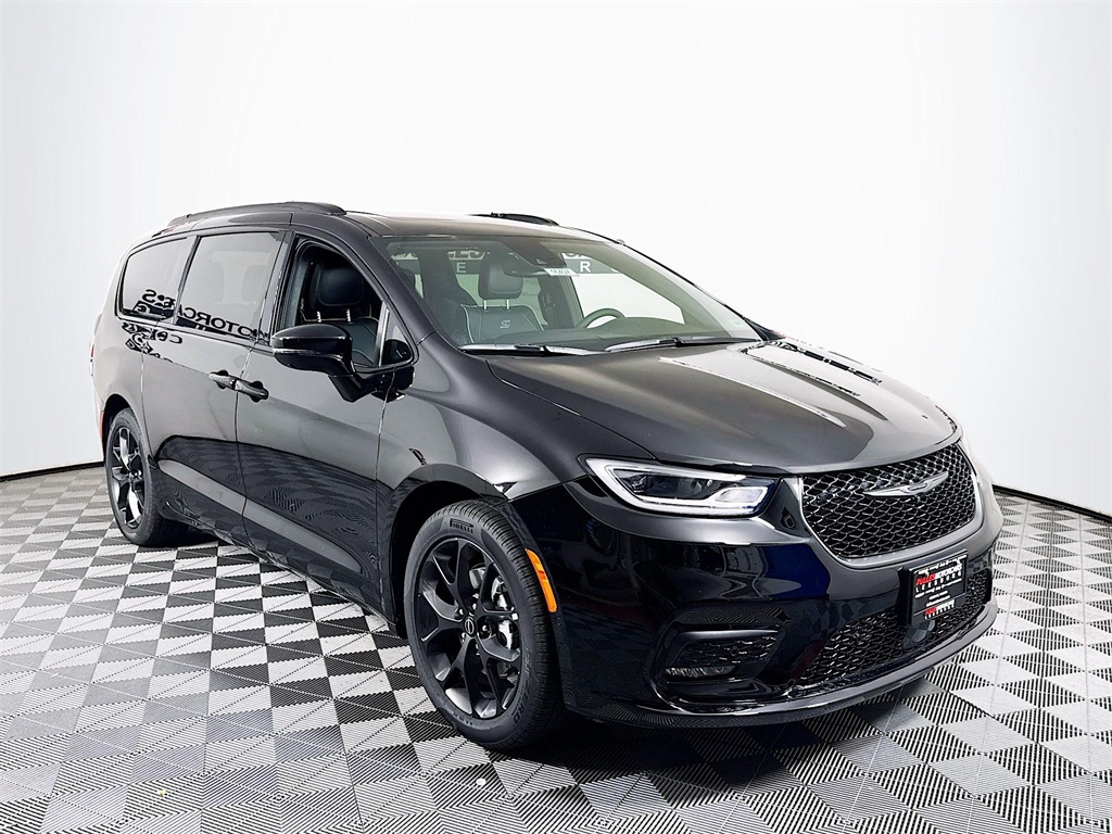 2026 Chrysler Pacifica Limited Image 3 of 32