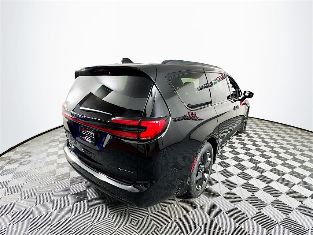 2026 Chrysler Pacifica Limited Image 5 of 32